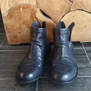 Gorgeous Officine Creative Legrand 049 Ankle boots in navy blue